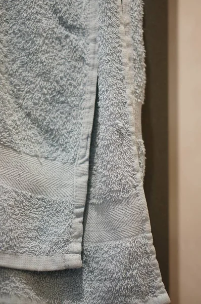 Verticale shot van een blauwe badkamer handdoek — Stockfoto