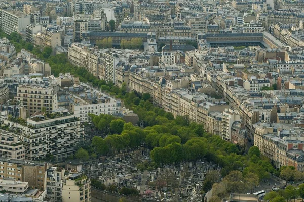 Scatto aereo di una città trafficata con alberi per strada in Europa — Foto Stock