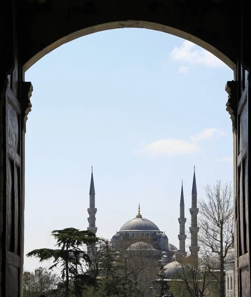 Vertikalt skott av sultanen Ahmed moskén i fjärran i Turkiet — Stockfoto