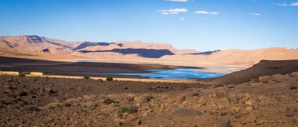 Panoramaaufnahme eines blauen Sees zwischen dem Atlasgebirge in Marokko — Stockfoto