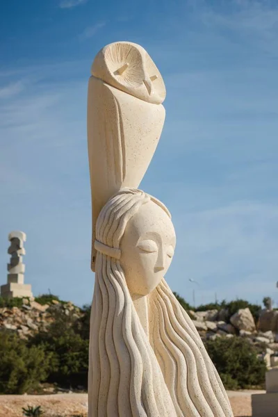 Vue verticale de la statue d'une femme pendant le jour — Photo