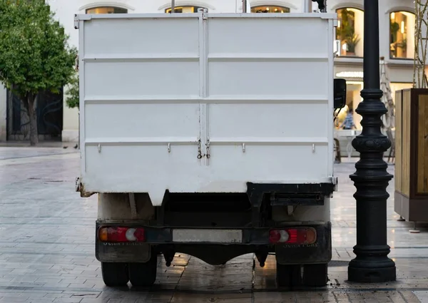 Świetne ujęcie z tyłu białej ciężarówki zaparkowanej na ulicy — Zdjęcie stockowe