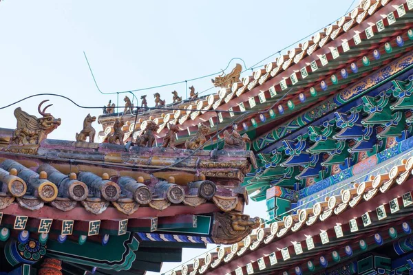 Low angle shot of traditional design of a chinese architecture — Stock Photo, Image