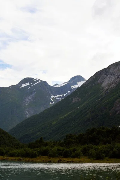 Niesamowity górski krajobraz z zapierającą dech norweską przyrodą w Norwegii — Zdjęcie stockowe