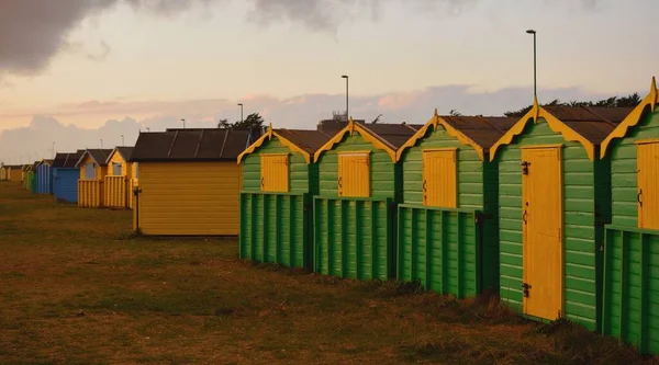 시골 지역에 있는 나무로 만든 녹색 과 노란색으로 된 집들 — 스톡 사진