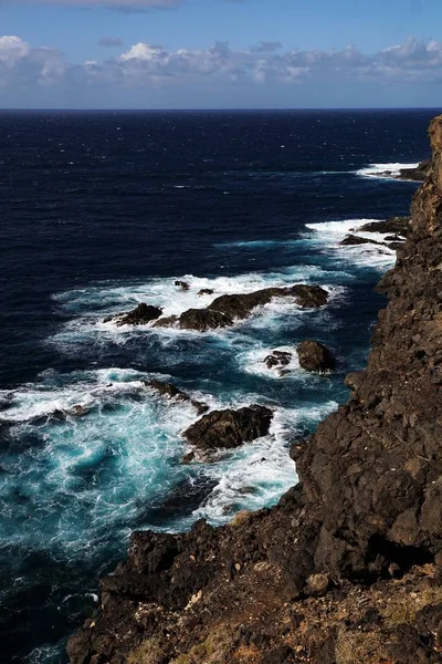 Vertical shot of a cliff next to a sea during in Canary Islands, Spain — Stock Photo, Image