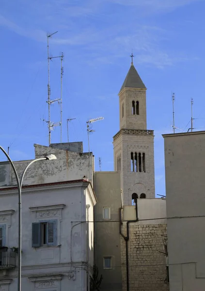 Pystysuora kuva rakennuksista ja torni sinisen taivaan alla — kuvapankkivalokuva