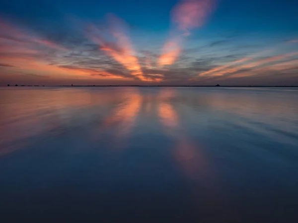 Brillanter Sonnenaufgang über dem Banana River in Richtung Cape Canaveral Air Force Station — Stockfoto