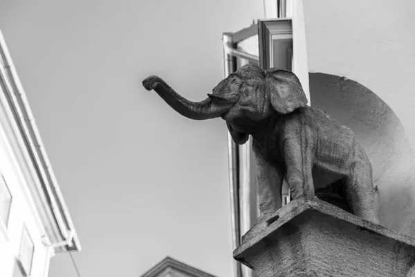 장식으로 코끼리 조각상을 규모로 — 스톡 사진