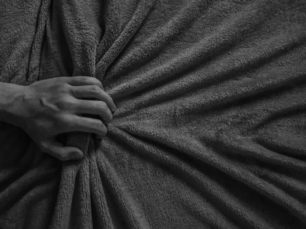 Сірий знімок руки чоловіка, що тримає ковдру — стокове фото