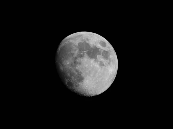 一张几乎是满月的照片 — 图库照片