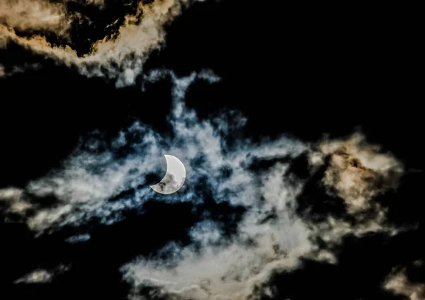 Prachtig shot van een gloeiende maan in een bewolkte nachtelijke hemel — Stockfoto