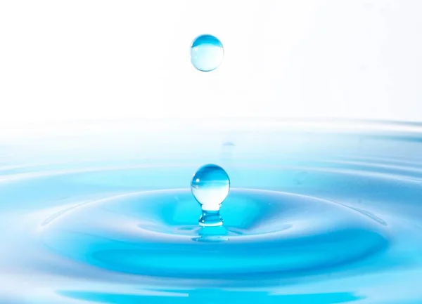 浅蓝色背景下的水滴波纹效应 — 图库照片
