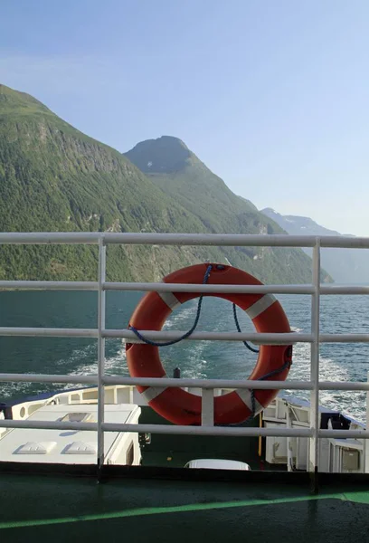 Vertikale Aufnahme von einem Boot auf dem Wasser mit Bergen im Hintergrund — Stockfoto