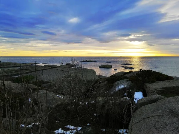 Zee omringd door rotsen onder een bewolkte hemel tijdens de zonsondergang in Rakke in Noorwegen — Stockfoto