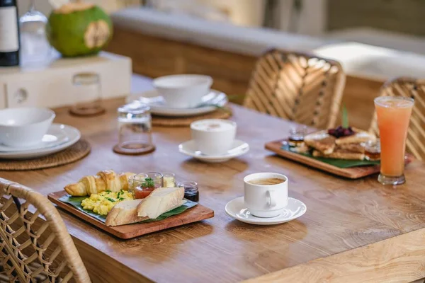 Diferentes Alimentos Una Bandeja Rodeada Bebidas Durante Día — Foto de Stock