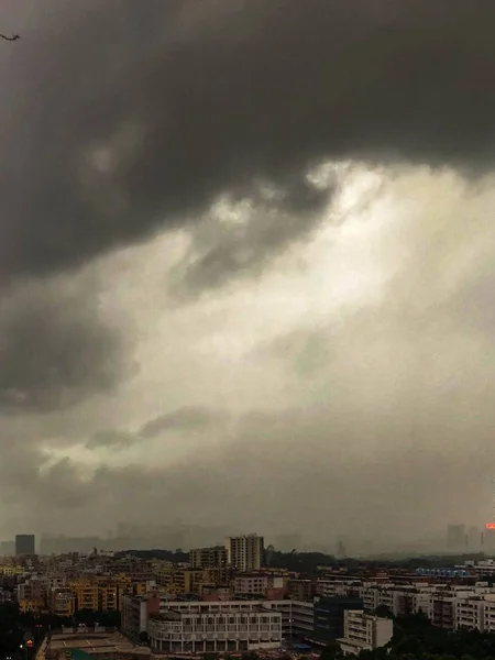 Vue imprenable sur les nuages gris foncé et le ciel sur une ville moderne — Photo