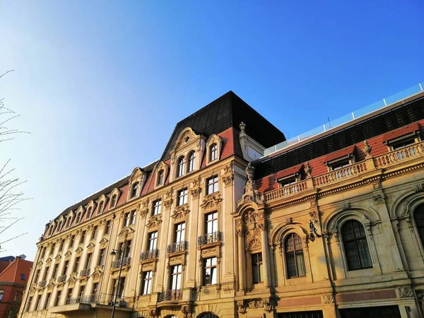 波兰华沙一座红白相间的建筑的底部照片 — 图库照片