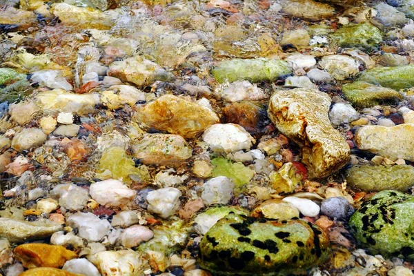 Ein Blick Von Oben Auf Den Strand Voller Bunter Steine — Stockfoto