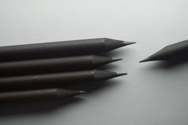 Egy Szürkeárnyalatos Közelkép Élezett Ceruzákról Asztalon — Stock Fotó