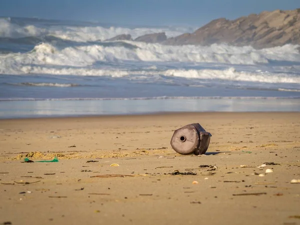 Gammal korroderad tunna på stranden - miljöföroreningskoncept — Stockfoto