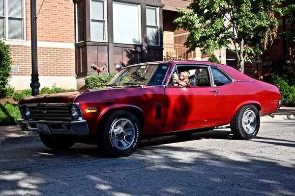 Downers Grove United States Jun 2019 一个驾驶着他闪亮的红色古董车的男人 — 图库照片