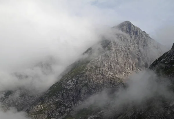 雲の中の山々の美しいショット — ストック写真