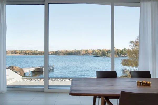 Schöner Blick auf einen blauen See aus dem Inneren einer Villa — Stockfoto