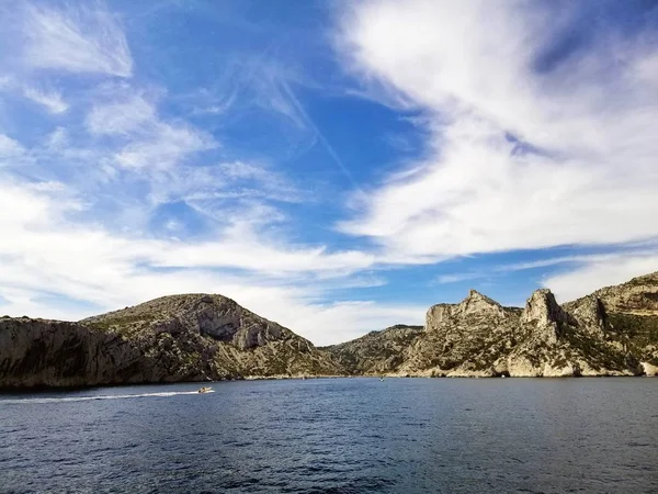 Massif des Calanques omgiven av havet under blå himmel och solljus i Frankrike — Stockfoto