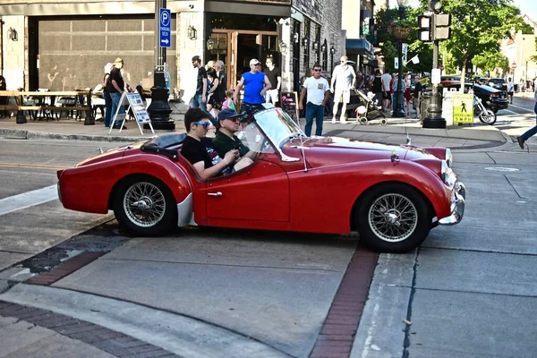 Dowers Grove Сша Jun 2019 Two Man Siding Red Car — стокове фото