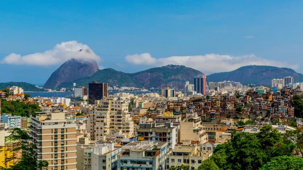 Top view felvétel épületek és hegyek Rio, Brazília — Stock Fotó