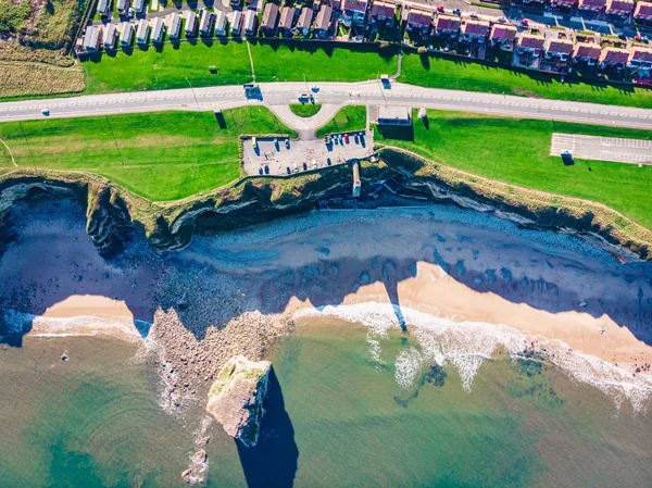 영국, 사우스 쉴드의 푸른 잔디와 아름다운 해안의 드론 샷 — 스톡 사진