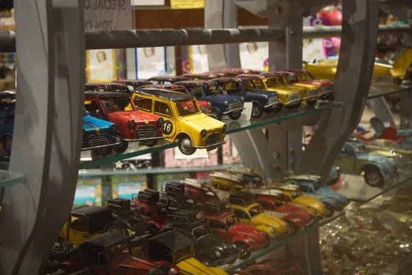 Brinquedos de cores diferentes para crianças em uma loja — Fotografia de Stock