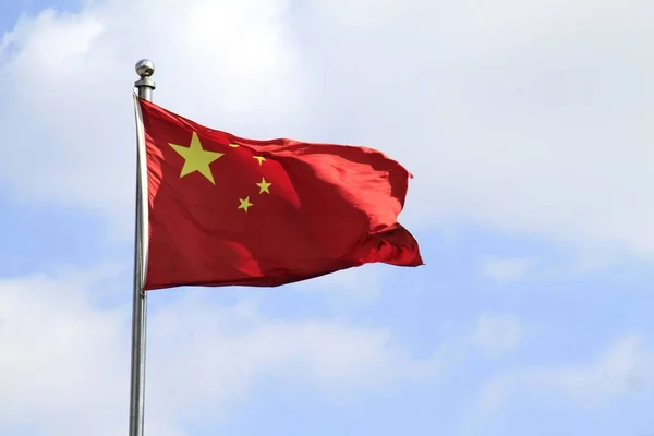 風の中の極に取り付けられた中国国旗 — ストック写真