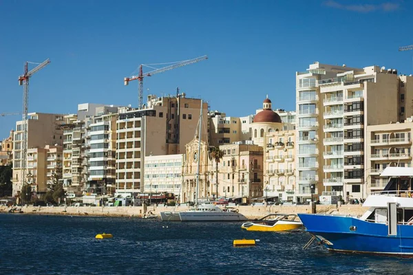 Vista Mar Ciudad Maltesa Con Nuevos Edificios Grúas — Foto de Stock