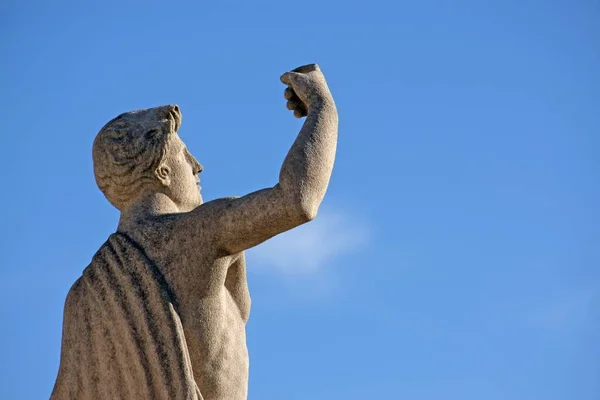 Una Estatua Hombre Sosteniendo Mano Orgullosamente Aire Bajo Cielo Azul — Foto de Stock