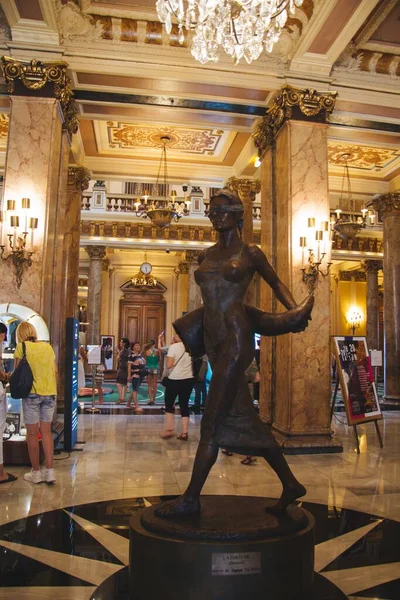Foto vertical de una estatua en el Café de París de Mónaco. — Foto de Stock