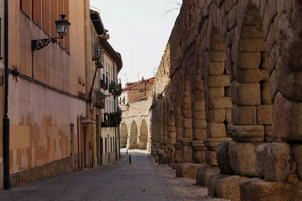 Uma Passarela Entre Arcos Edifícios Curtos Cobertos Sombras Segóvia Espanha — Fotografia de Stock