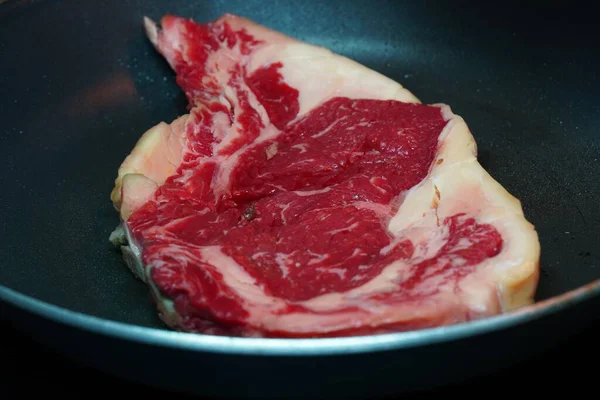 Primer Plano Carne Cruda Cocinada Sartén —  Fotos de Stock