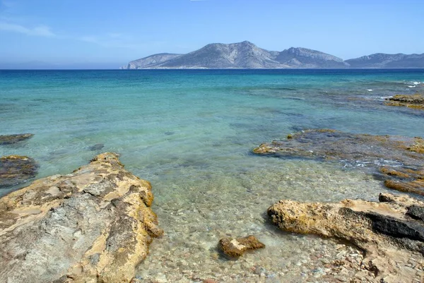 Koufonissi 'nin sessiz ve ücra adasındaki deniz kenarındaki berrak mavi sular — Stok fotoğraf