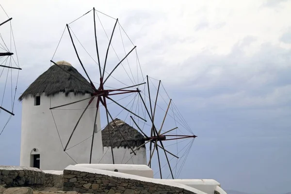 Moulins à vent sur Mykonos par une journée nuageuse — Photo