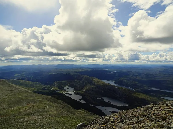 Białe chmury na niebie nad doliną w Tuddal Gaustatoppen, Norwegia — Zdjęcie stockowe