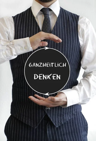 Ganzheitlich denken -全体的に考える-男の手の真ん中に円上のテキスト — ストック写真