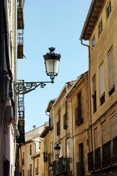 Eine Vertikale Aufnahme Einer Lampe Den Straßen Von Segovia Spanien — Stockfoto