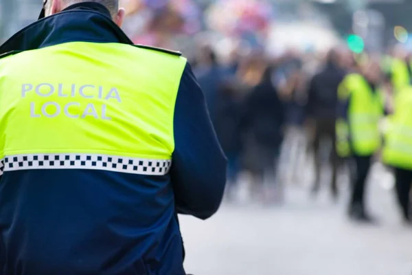 Encerramento de um policial com "polícia local" escrito no uniforme em espanhol — Fotografia de Stock