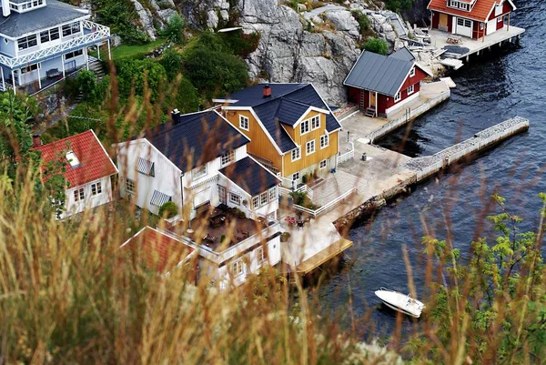 Vysoký úhel záběru malých domků u moře v Kragero, Telemark, Norsko — Stock fotografie