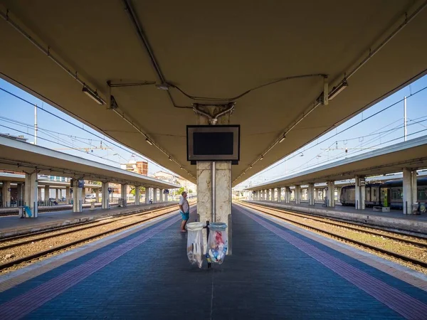 意大利比萨 2019年7月6日 比萨中央火车站 意大利语 Stazione Pisa Centrale 是意大利比萨市的中央车站 车站是主要的铁路之一 — 图库照片