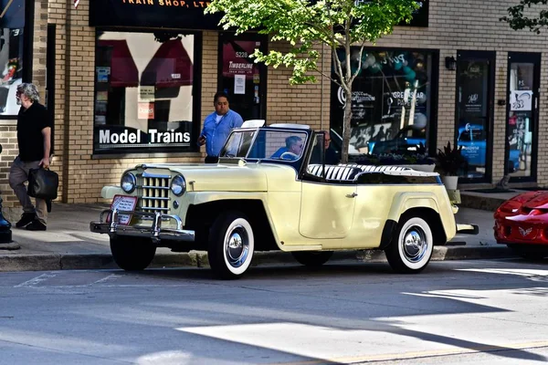 ダウンアーズグローブ 6月7 2019 光沢のある黄色のヴィンテージ車が通りの側面に駐車 — ストック写真