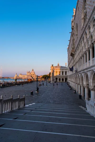 Venedik, İtalya 'da güzel bir meydana çıkan merdivenin dik açılı görüntüsü. — Stok fotoğraf