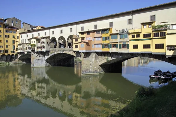 Most nad jeziorem z budynkami we Włoszech — Zdjęcie stockowe